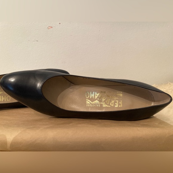 Salvatore Ferragamo vintage navy leather heels, size 6AA (narrow width) - Picture 4 of 8